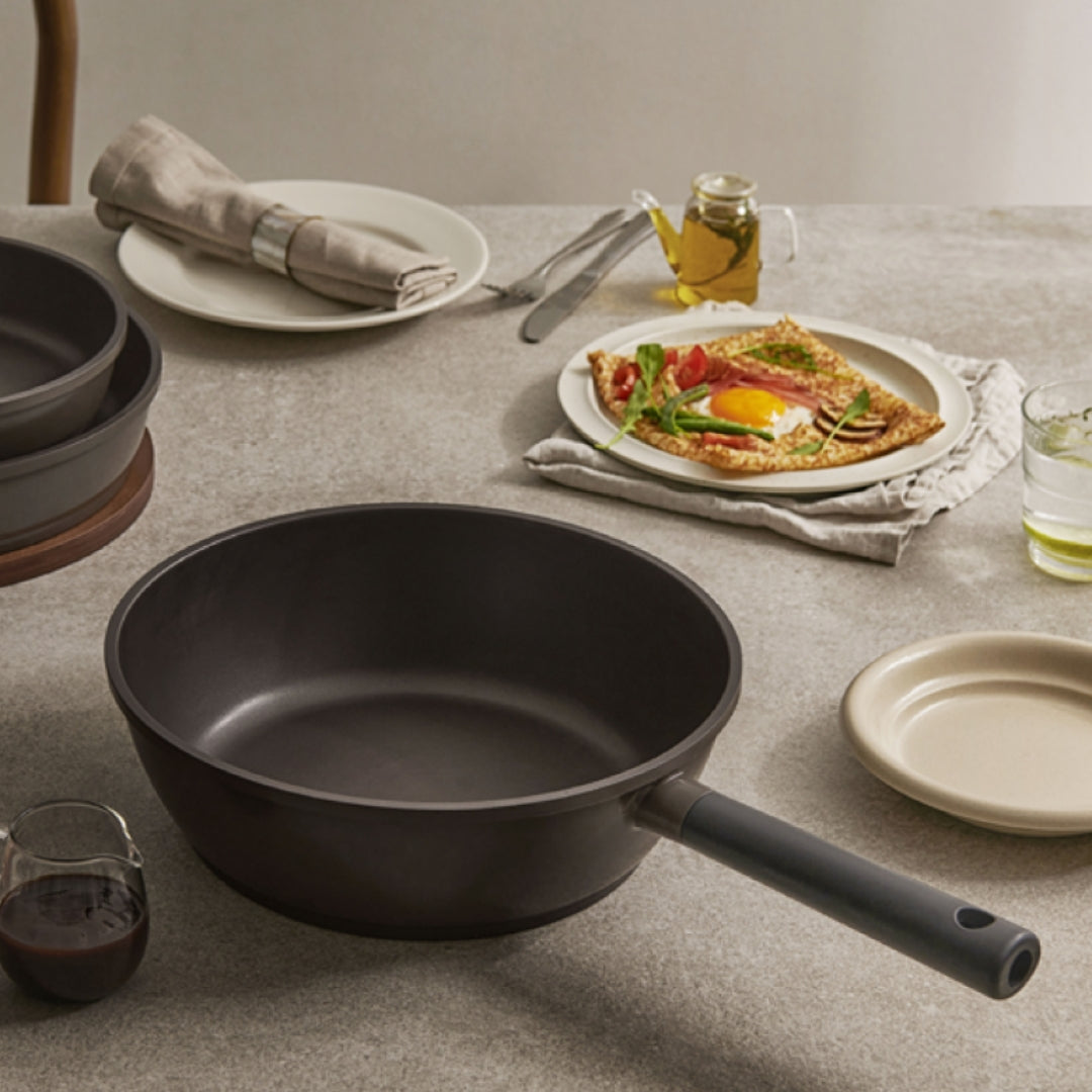 11 in Kyndell Induction Wok Pan (COP-B2810HGB)